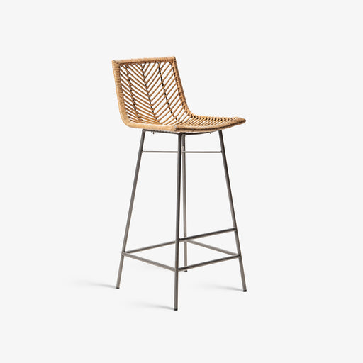 מעבר לעמוד מוצר PANTIN | כיסא בר מעוצב מראטן בגוון טבעי בשילוב מתכת שחורה