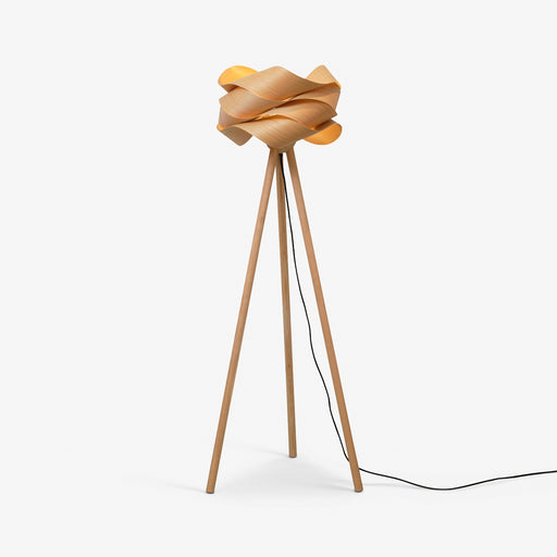 מעבר לעמוד מוצר NYNNE | מנורת עמידה מעץ עם אהיל מעוצב