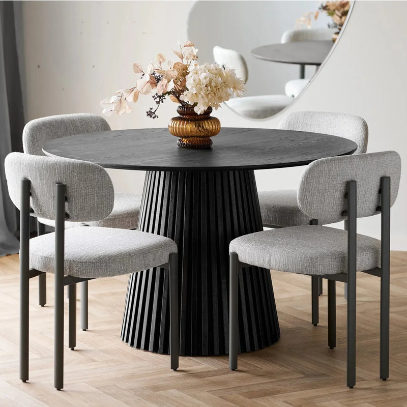 שולחן אוכל עגול עם או בלי רגל מרכזית – מי באמת מנצח בנוחות הישיבה?