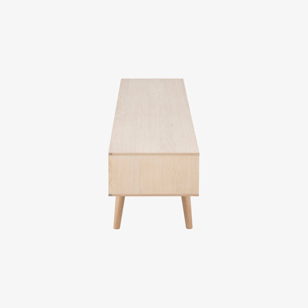 KVADRAT | מזנון נורדי מעץ, עם פתח מדיה ומדפים סגורים