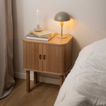 KRISTOFF | שידת לילה מעץ 45/30 ס"מ, עם מדף סגור