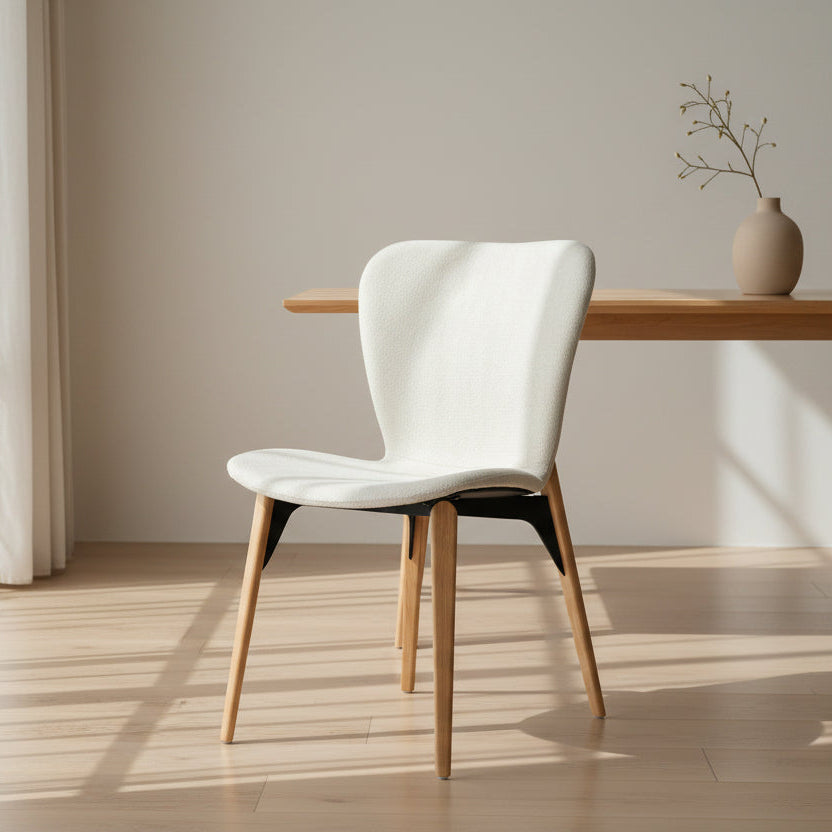 YLVIRA | כיסא מרופד בבד בוקלה בשילוב עץ אלון מלא