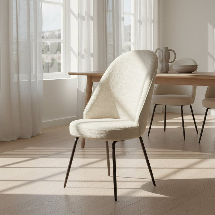 URBANO | כיסא מרופד בבד בוקלה בשילוב מתכת בגוון פליז