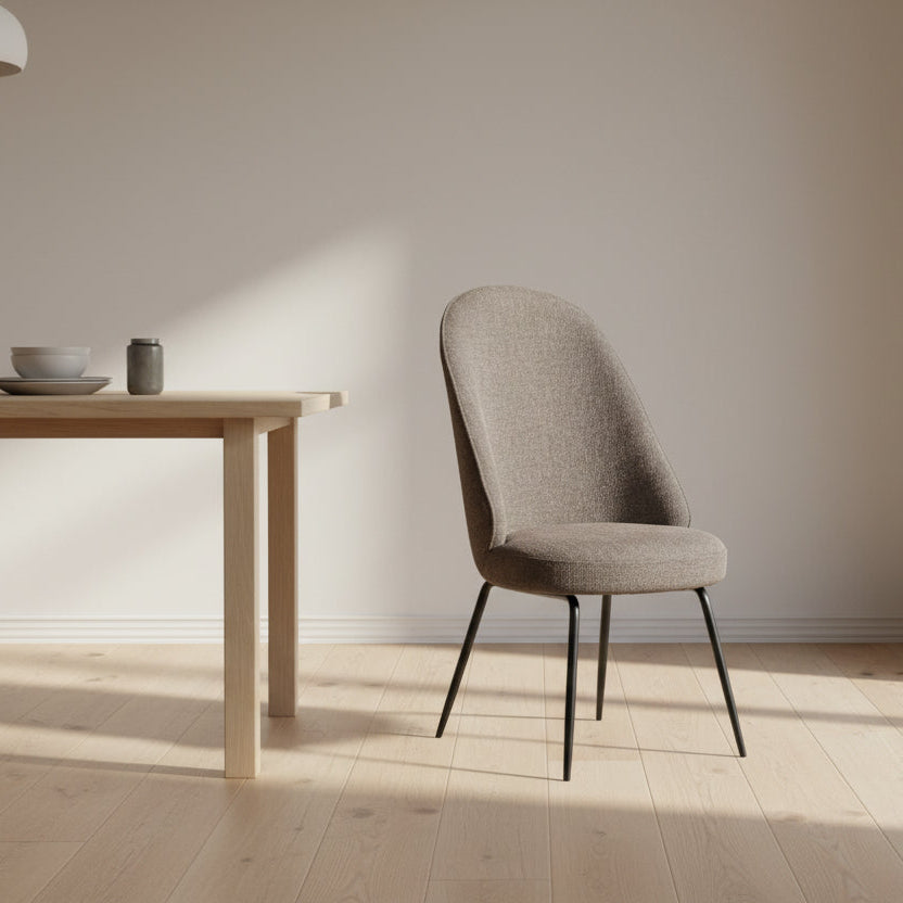 MODENA | כיסא מרופד בבד בוקלה בשילוב מתכת בגוון שחור