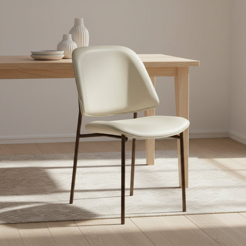 CIVARO | כיסא מרופד בבד דמוי עור בשילוב מתכת בגוון פליז