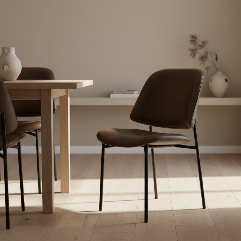 LORENA | כיסא מרופד בבד דמוי עור בשילוב מתכת בגוון שחור