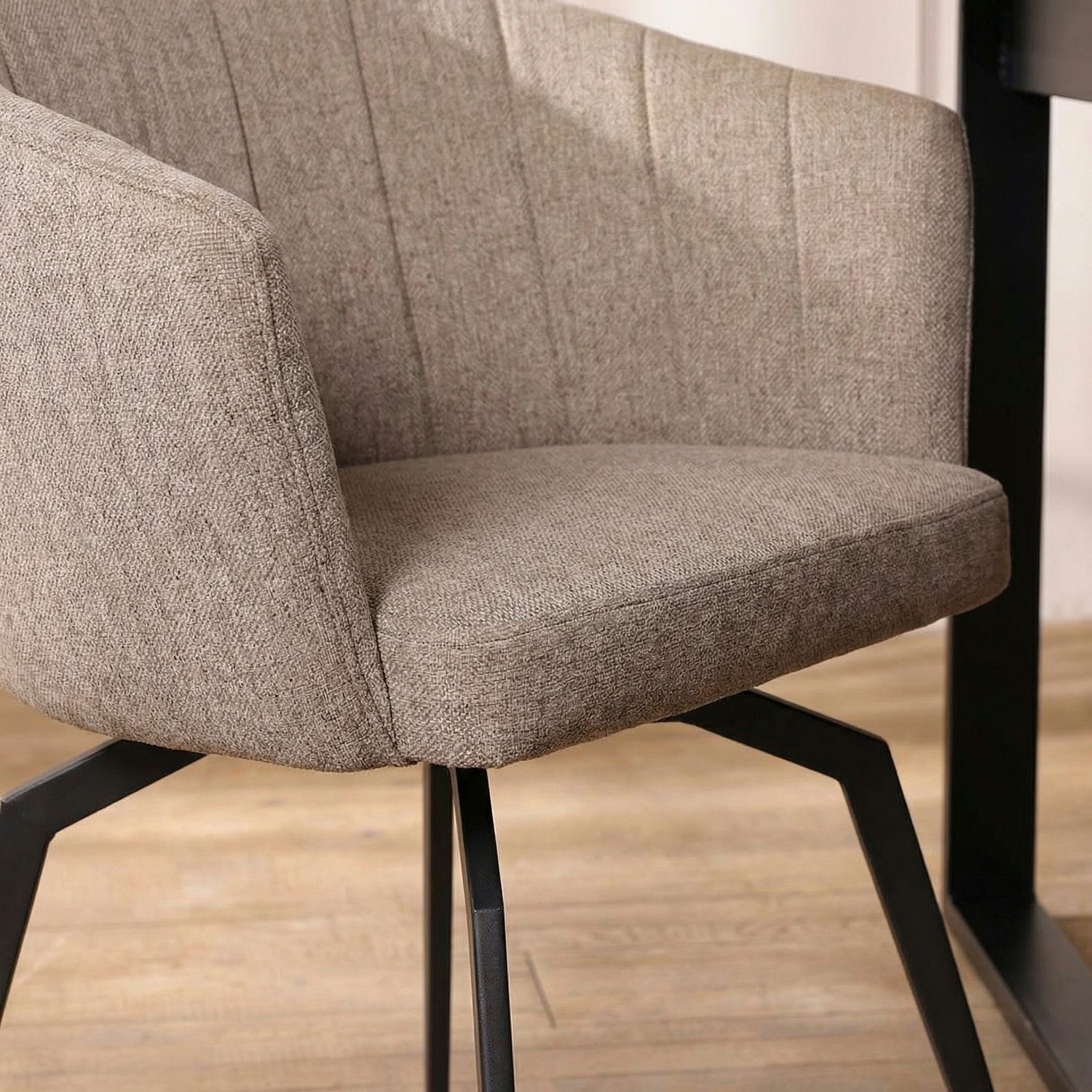 ARNEMARO | כיסא אוכל מרופד בבד אריג בשילוב רגלי מתכת