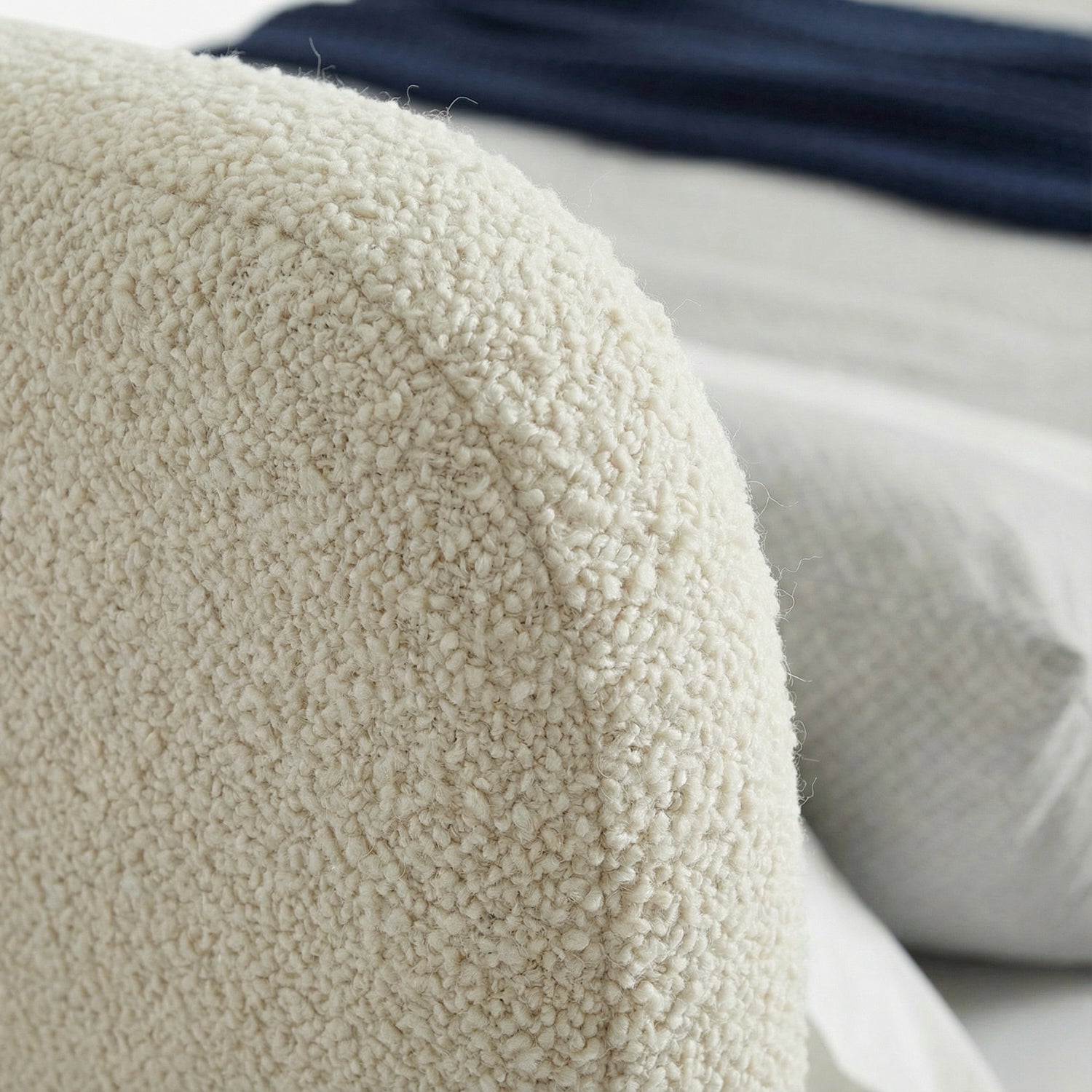 SVENS | מיטה זוגית מרופדת בבד אריג