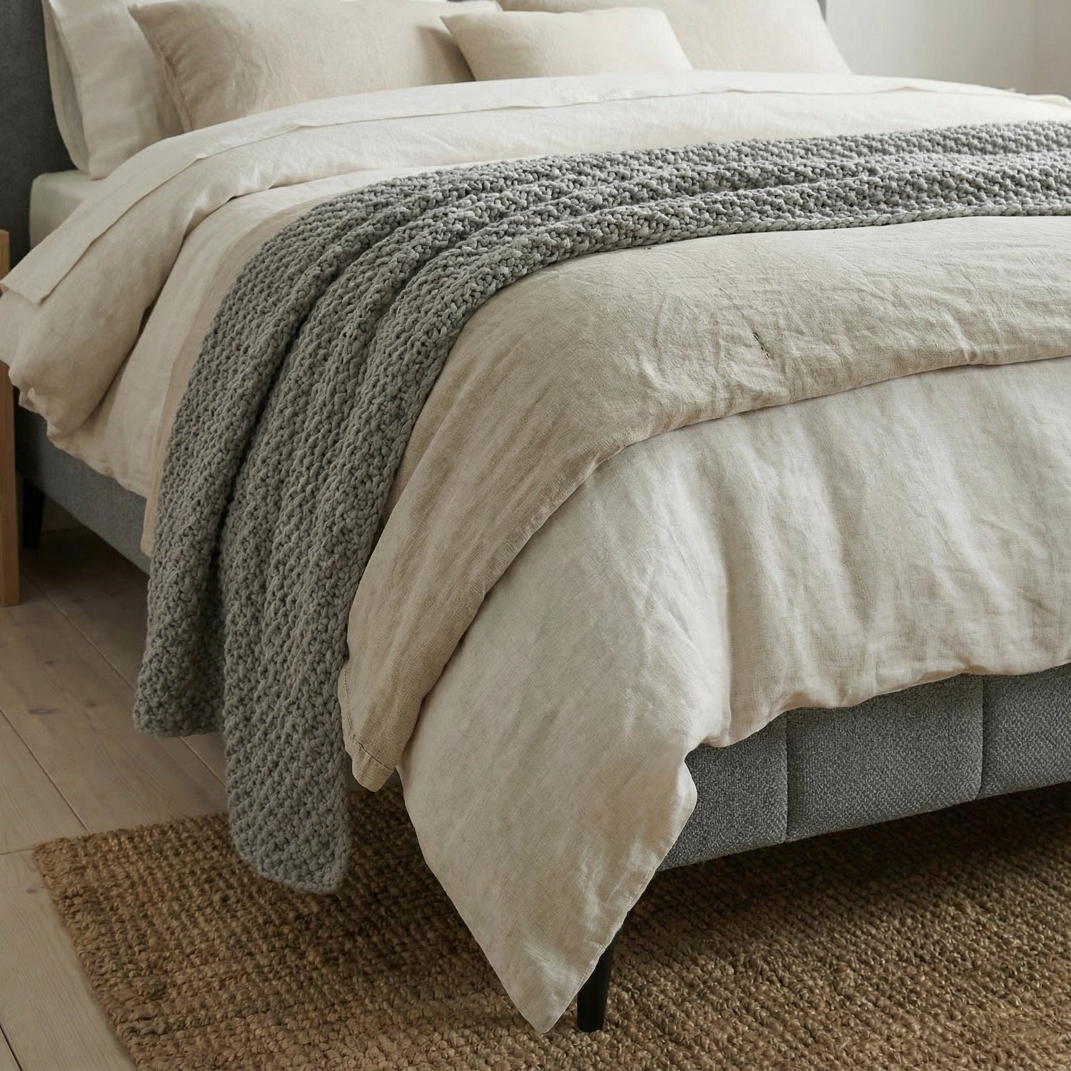 BRUNI | מיטה זוגית מרופדת בבד אריג