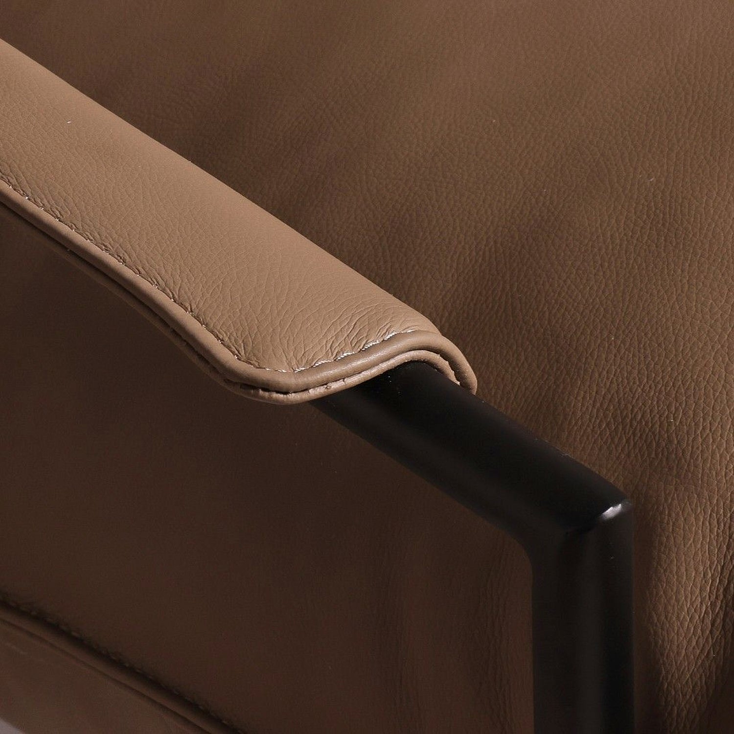 ELOFEK | כורסא מרופדת עור בשילוב מתכת - KUALA