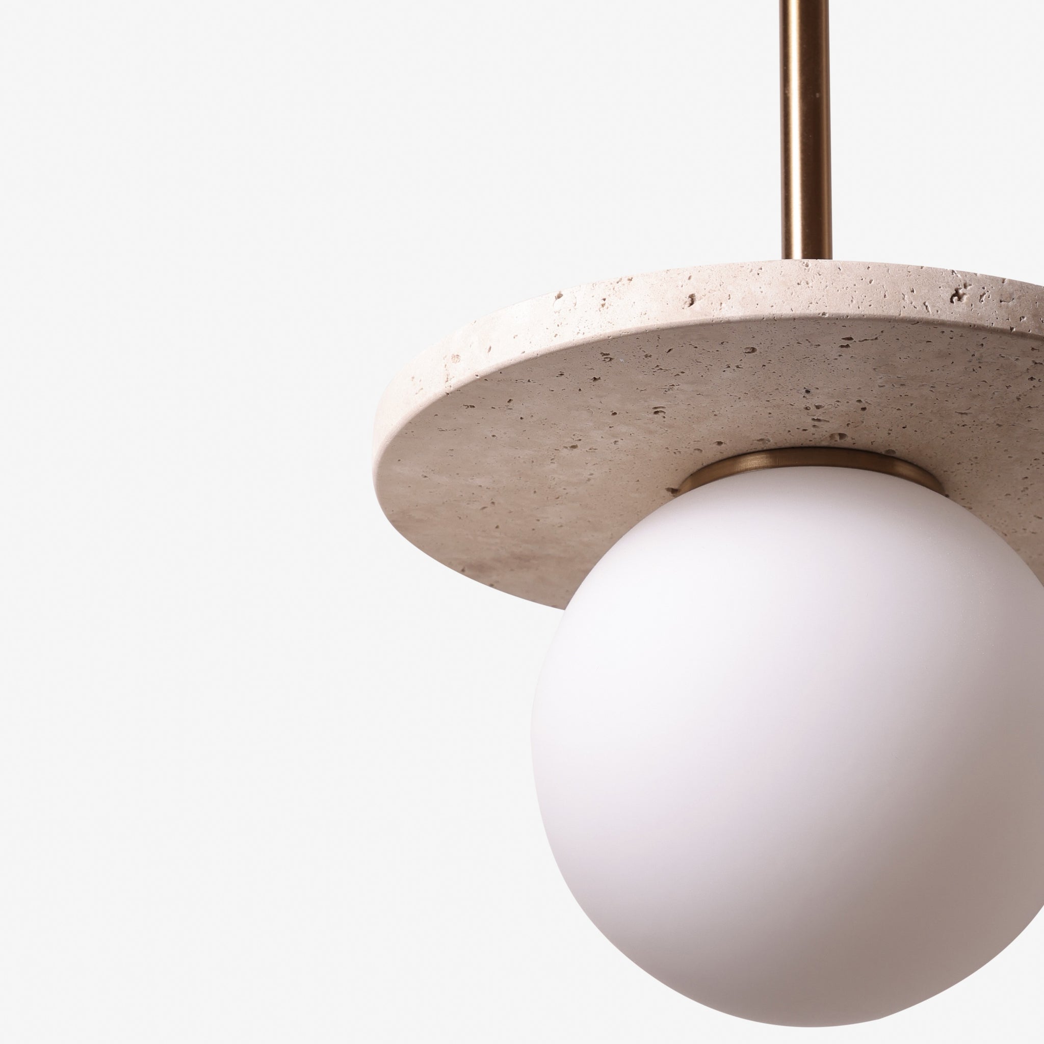 COVI | מנורת תליה מעוצבת בשילוב טרוורטין