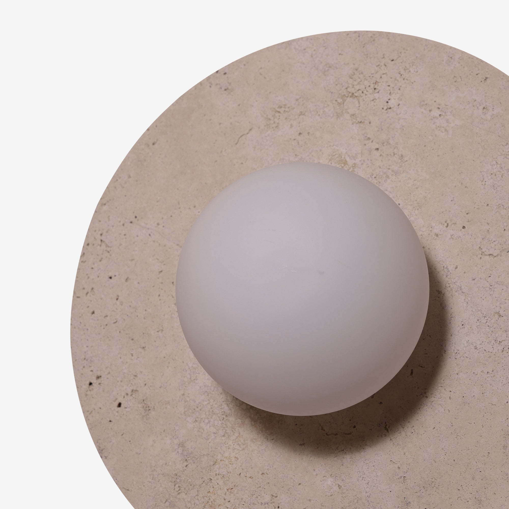 BEXI | מנורת קיר עגולה משולבת טרוורטין