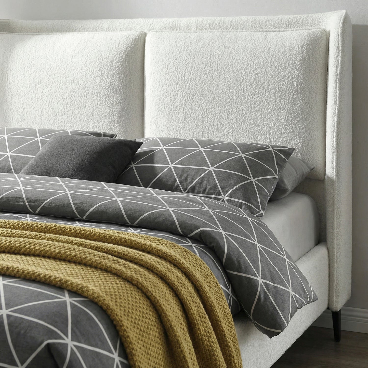 MOLRIK | מיטה זוגית מרופדת בבד בוקלה, 140/190 ס"מ