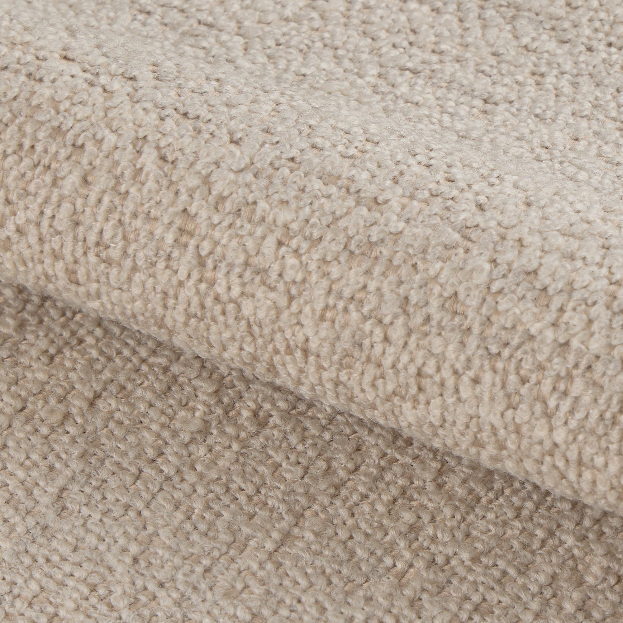 BRICKO | כיסא מרופד בבד בוקלה עם משענות יד - KUALA