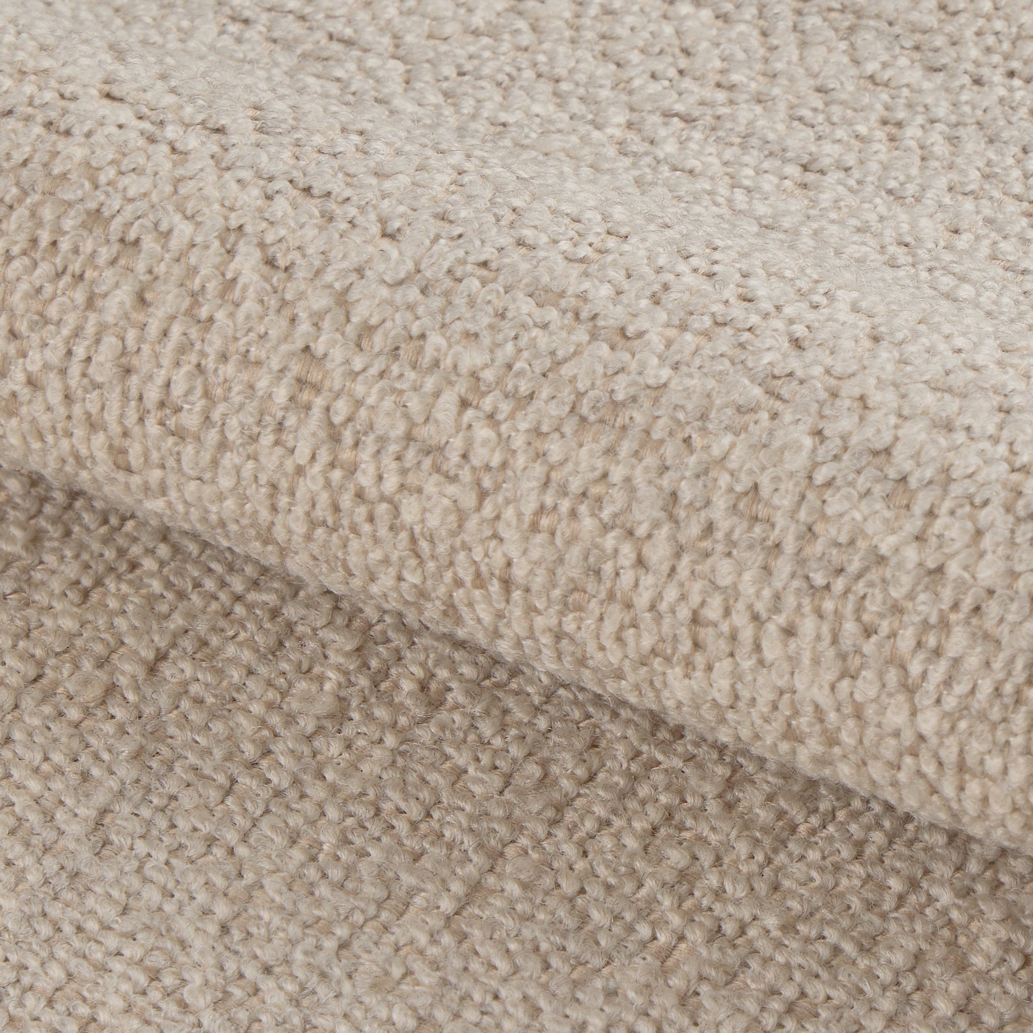 BRICKO | כיסא מרופד בבד בוקלה עם משענות יד - KUALA