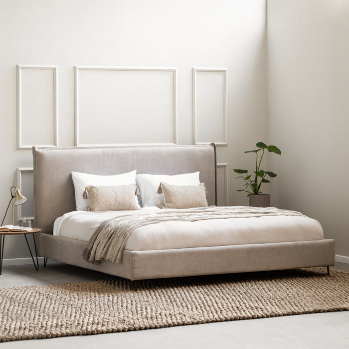 מיטה זוגית בסגנון מודרני מרופדת בבד בגוון בז'
