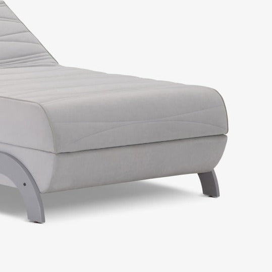 TANO | מיטה וחצי מתכווננת חשמלית בגוון אפור בהיר, עם רגלי מתכת מעוצבות