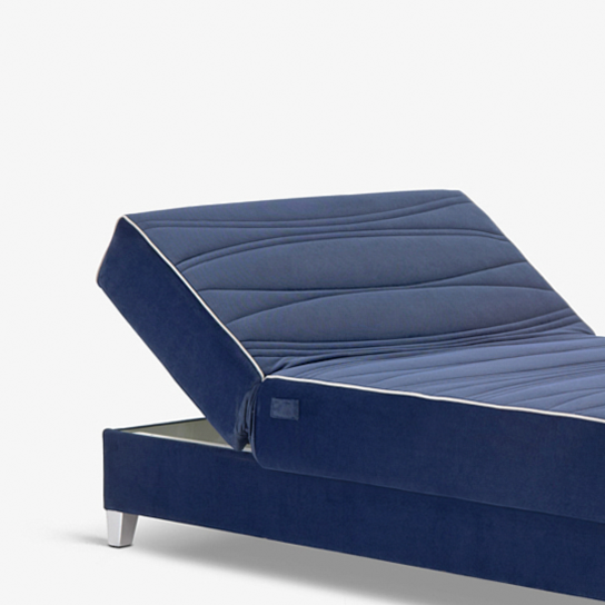 FALCON | מיטה וחצי מתכווננת חשמלית בגוון כחול עם תיפורי קדר