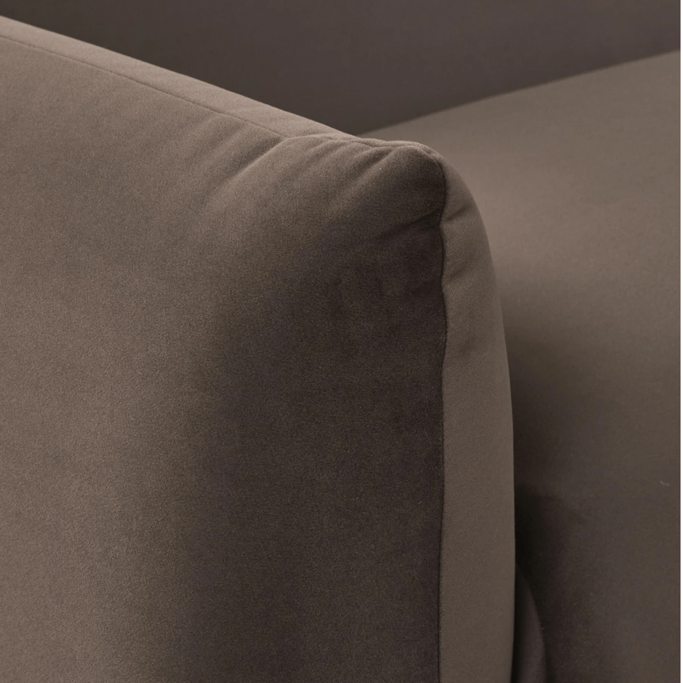 MAKUO | כורסא מודרנית בבד קטיפה בגוון שוקולד