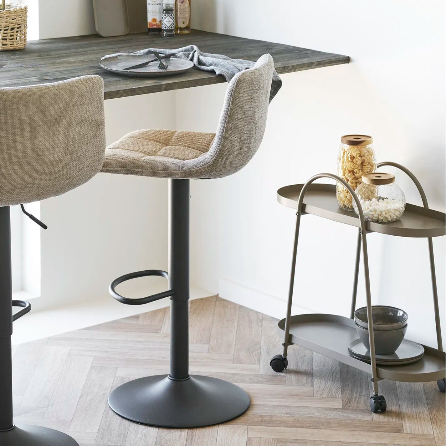 NITA | כיסא בר מודרני מרופד