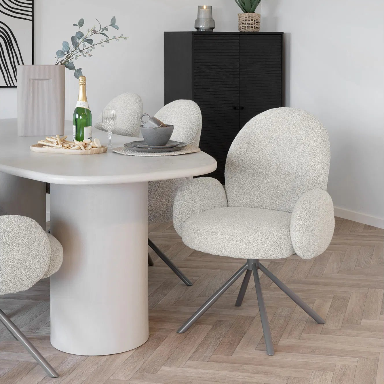 GREN | כיסא מסתובב מרופד בבד בוקלה, עם משענת יד - KUALA