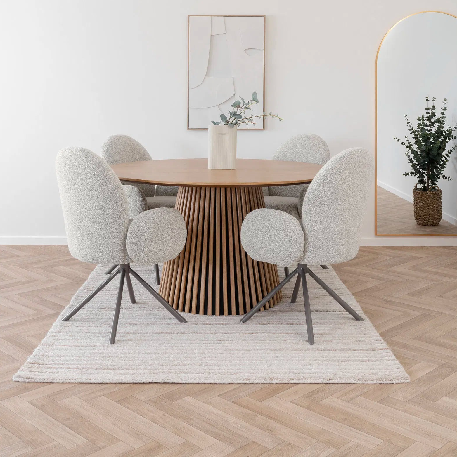 GREN | כיסא מסתובב מרופד בבד בוקלה, עם משענת יד - KUALA