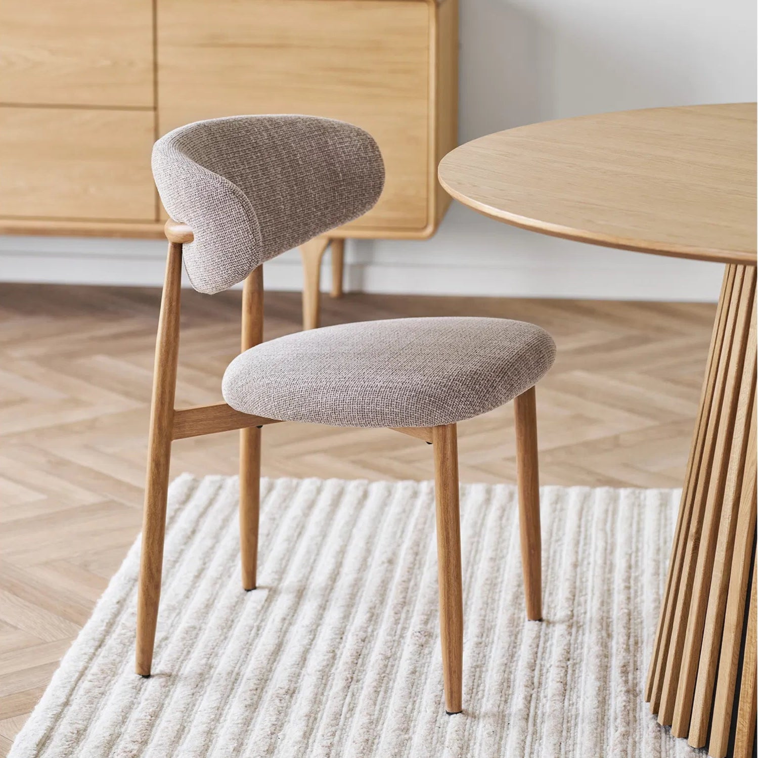 SIZITA | כיסא אוכל מעוגל ממתכת בשילוב בד אריג