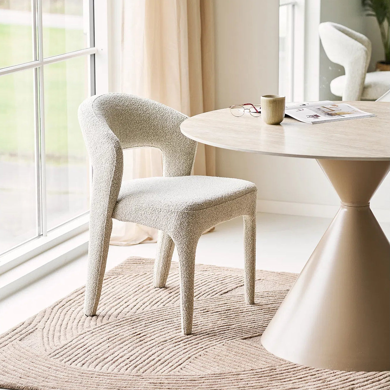 MIKALI | כיסא אוכל מרופד בבד דמוי צמר