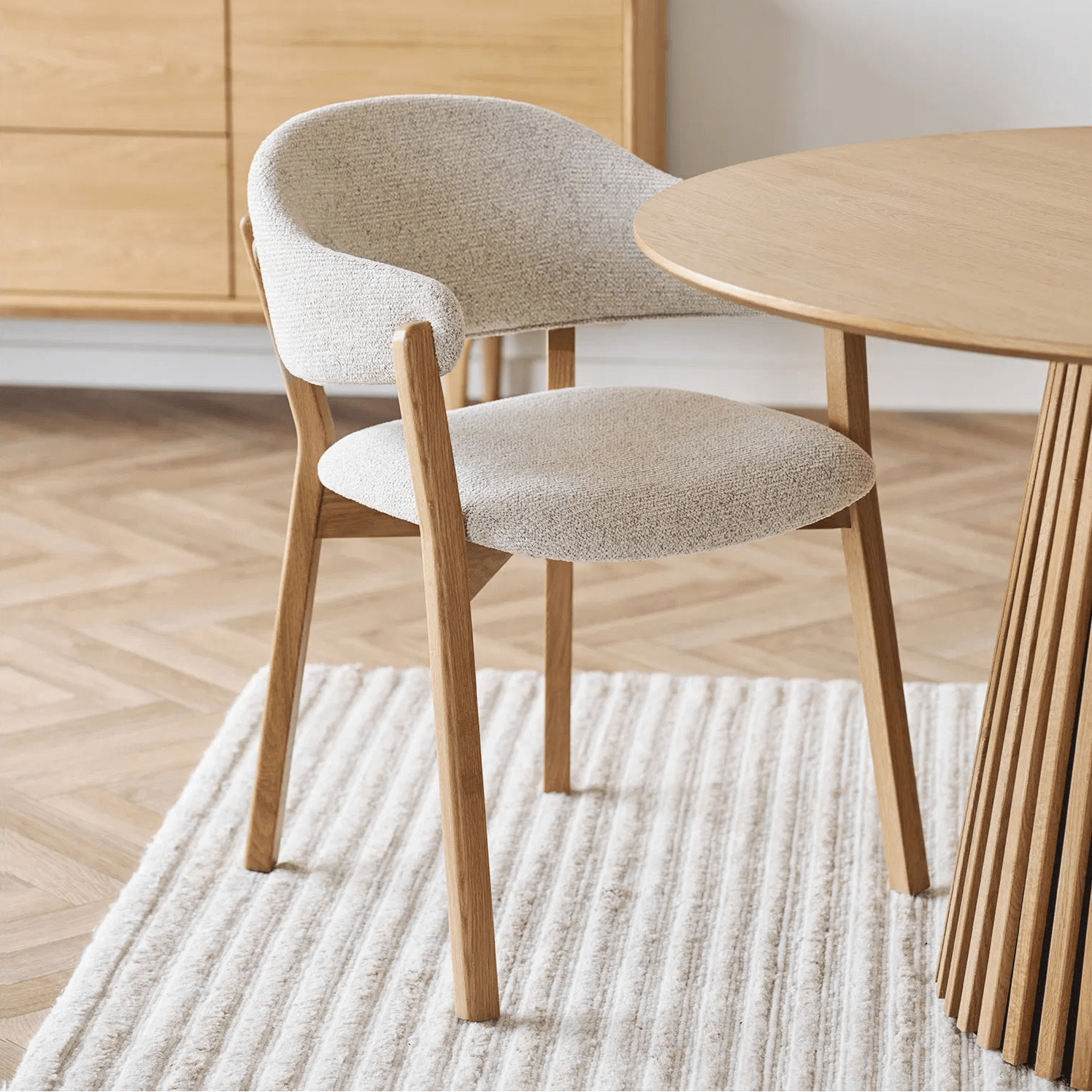 ZAYU | כיסא אוכל מעוגל מעץ אלון מלא בשילוב בד אריג