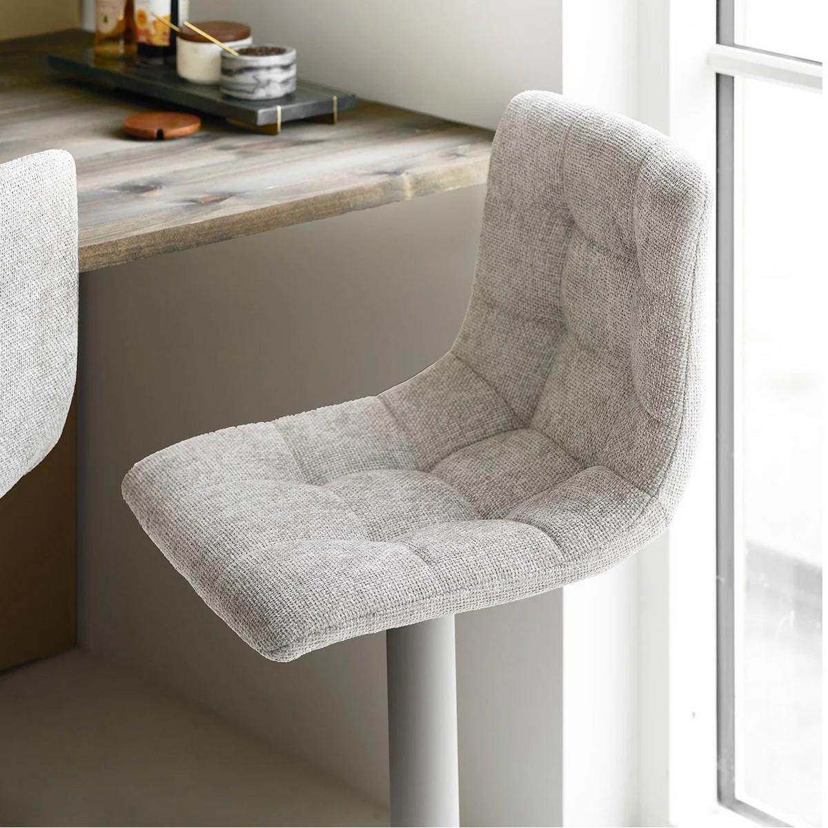 HAGEN | כיסא בר מתכוונן מרופד בשילוב רגלי מתכת