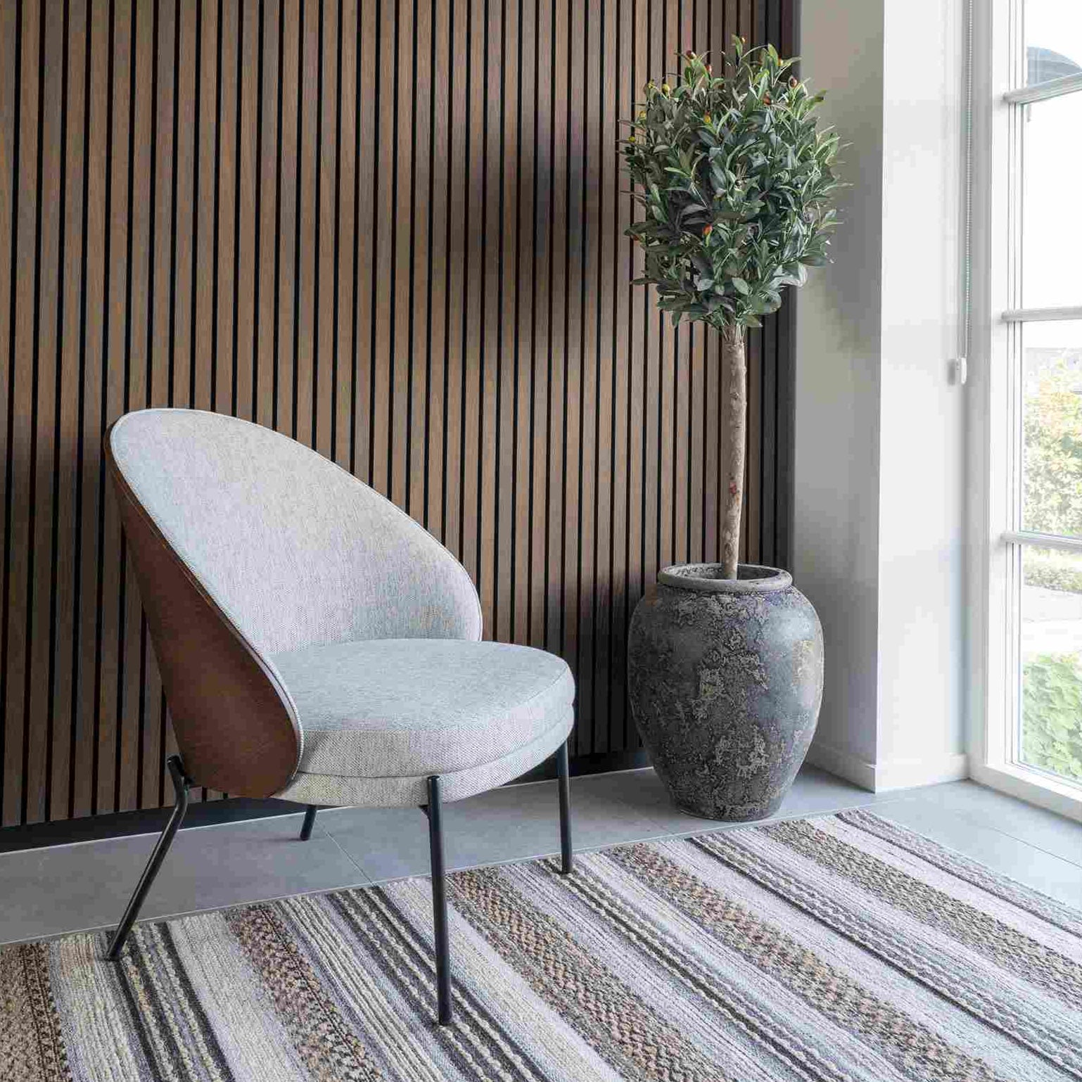 VELN | כורסא מעוגלת מרופדת בבד אריג ועץ