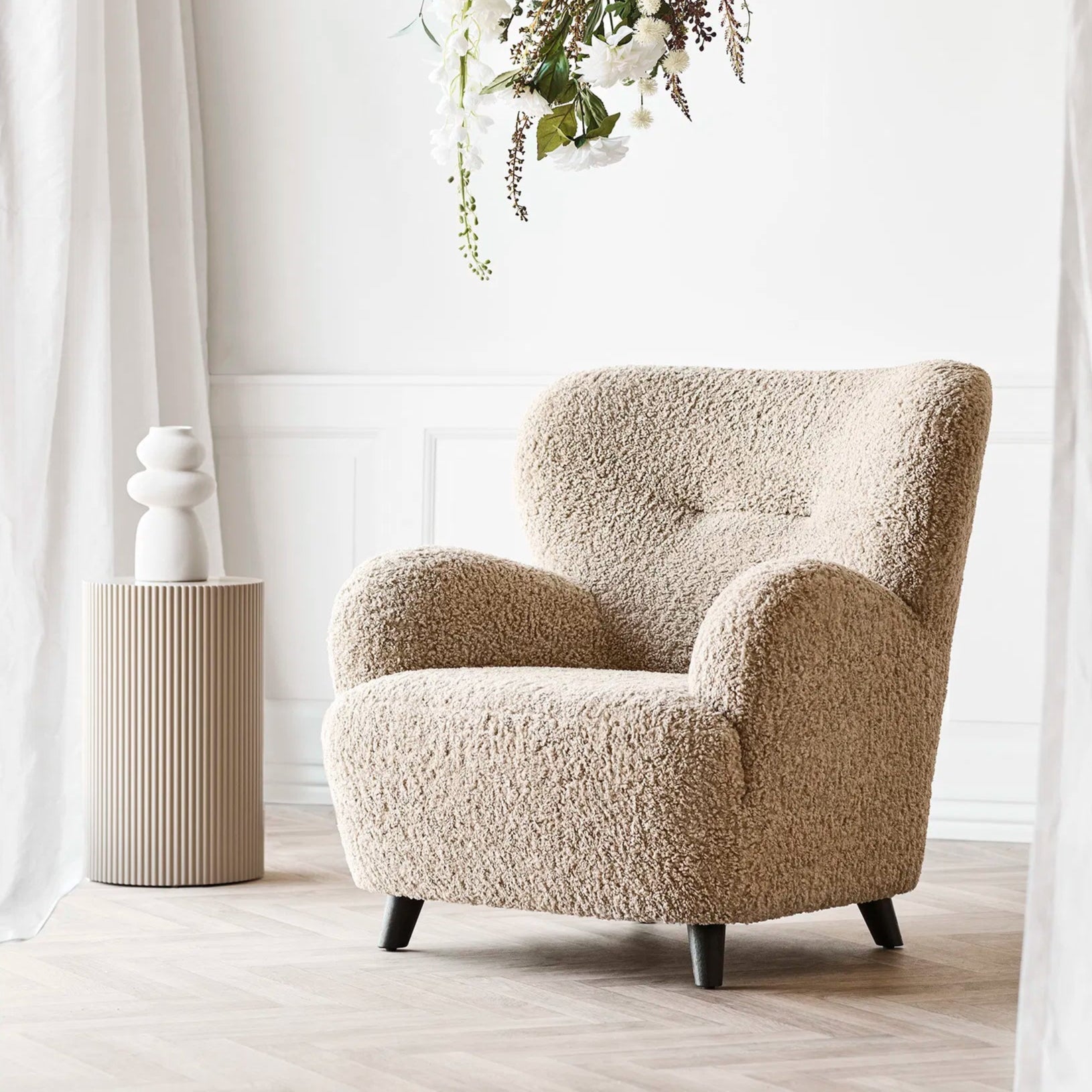 NARISA | כורסא נורדית מרופדת בבד פרוותי