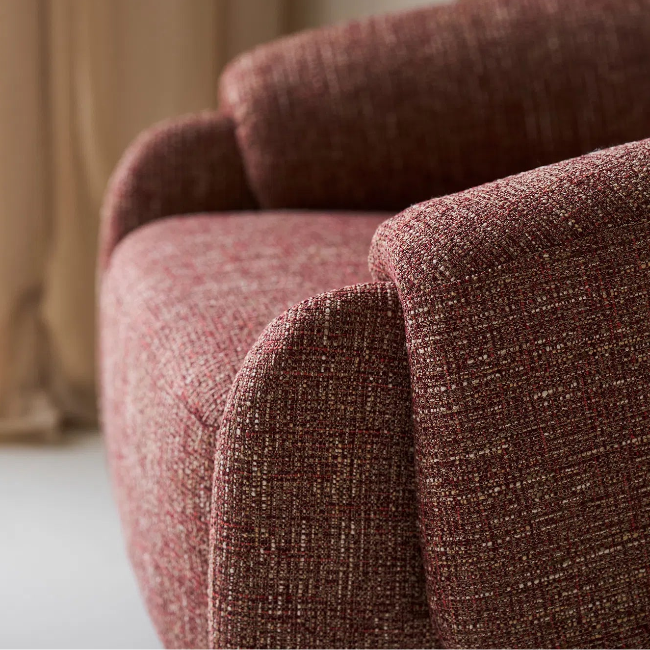 HALOL | כורסא מעוצבת מרופדת בבד אריג - KUALA