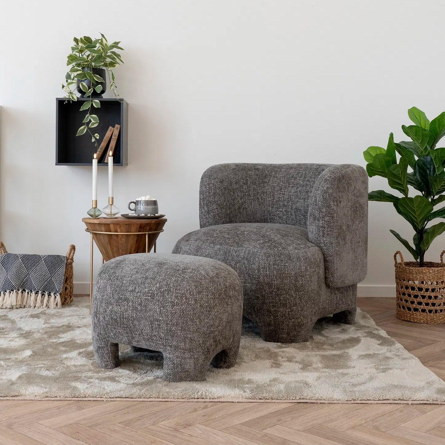 AUR | כורסא מרופדת בבד אריג עם הדום תואם - KUALA