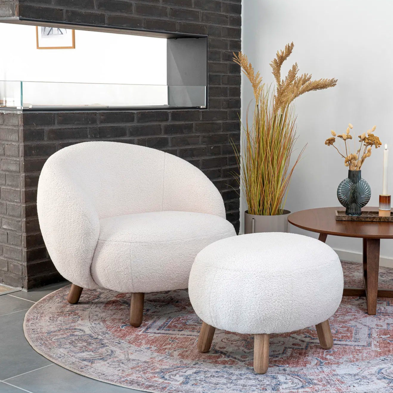 RUBOMA | כורסא והדום נורדיים מרופדים בבד בוקלה