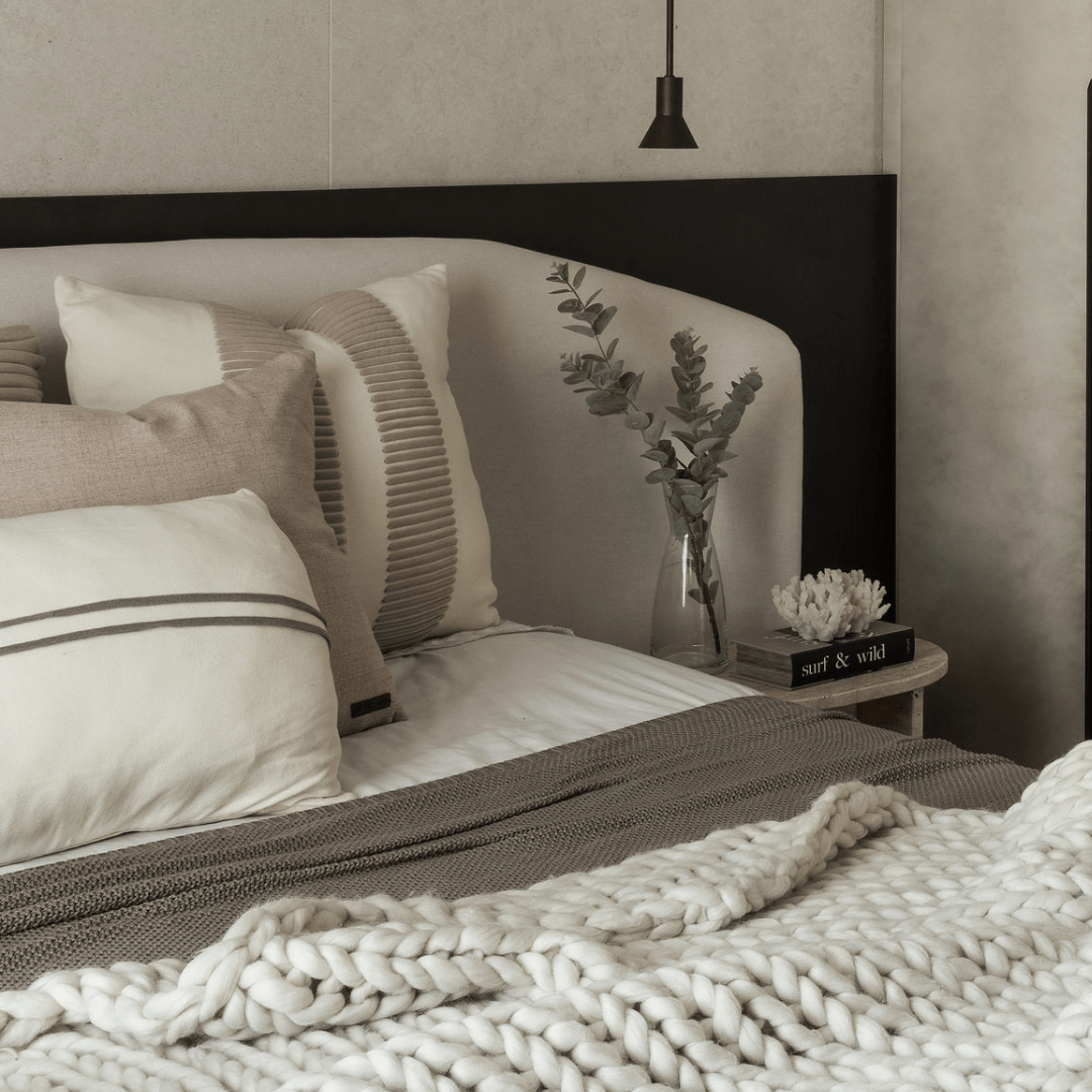 DRAWLIN | מיטה מרופדת בסגנון יפני עם גב מעוגל