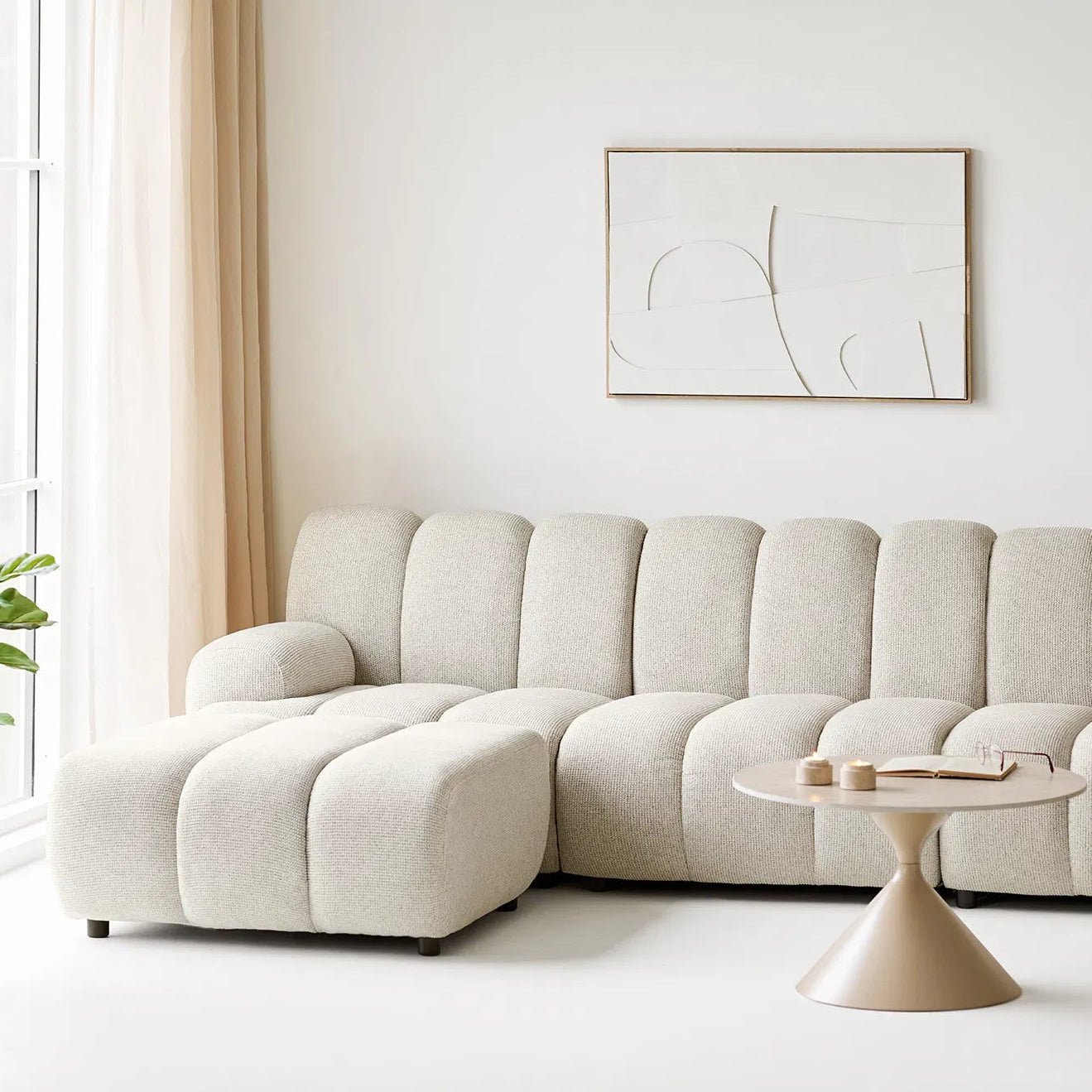 SUNEA | ספת שזלונג מרופדת בבד אריג