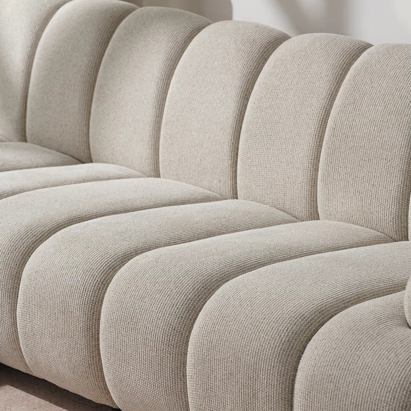 SUNEA | ספת שזלונג מרופדת בבד אריג