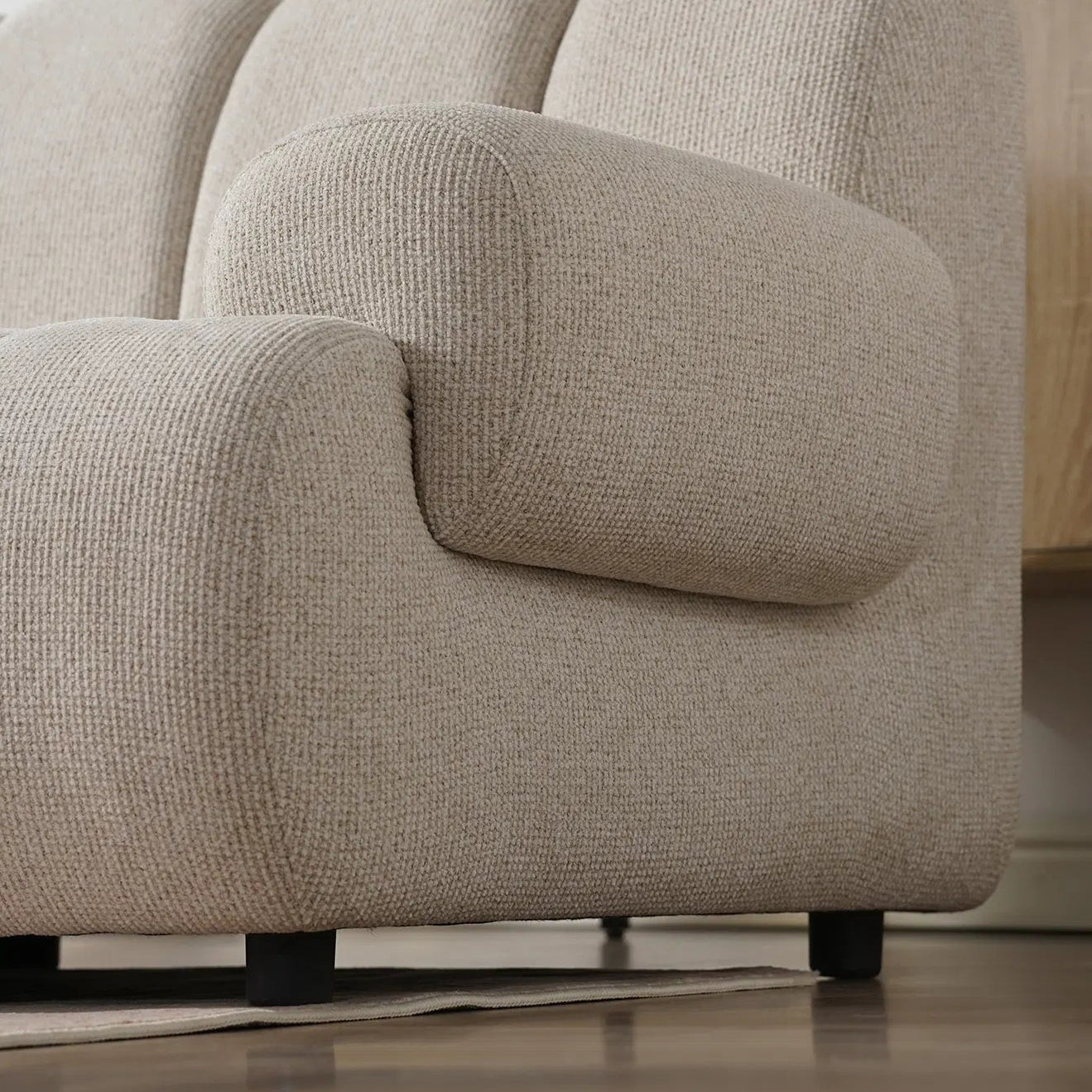 SUNEA | ספת שזלונג מרופדת בבד אריג