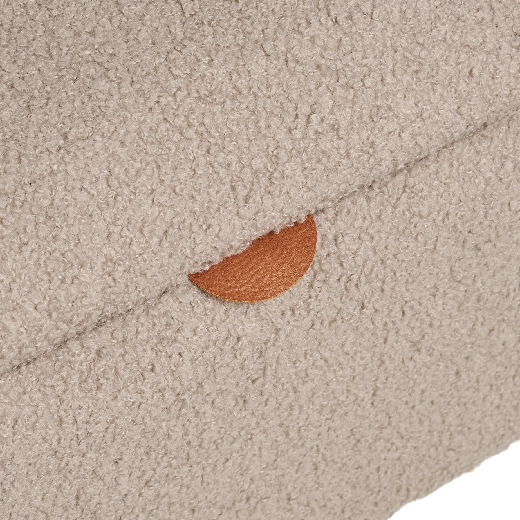 YEMASI | ספסל אחסון מרופד בשילוב רגלי עץ - KUALA