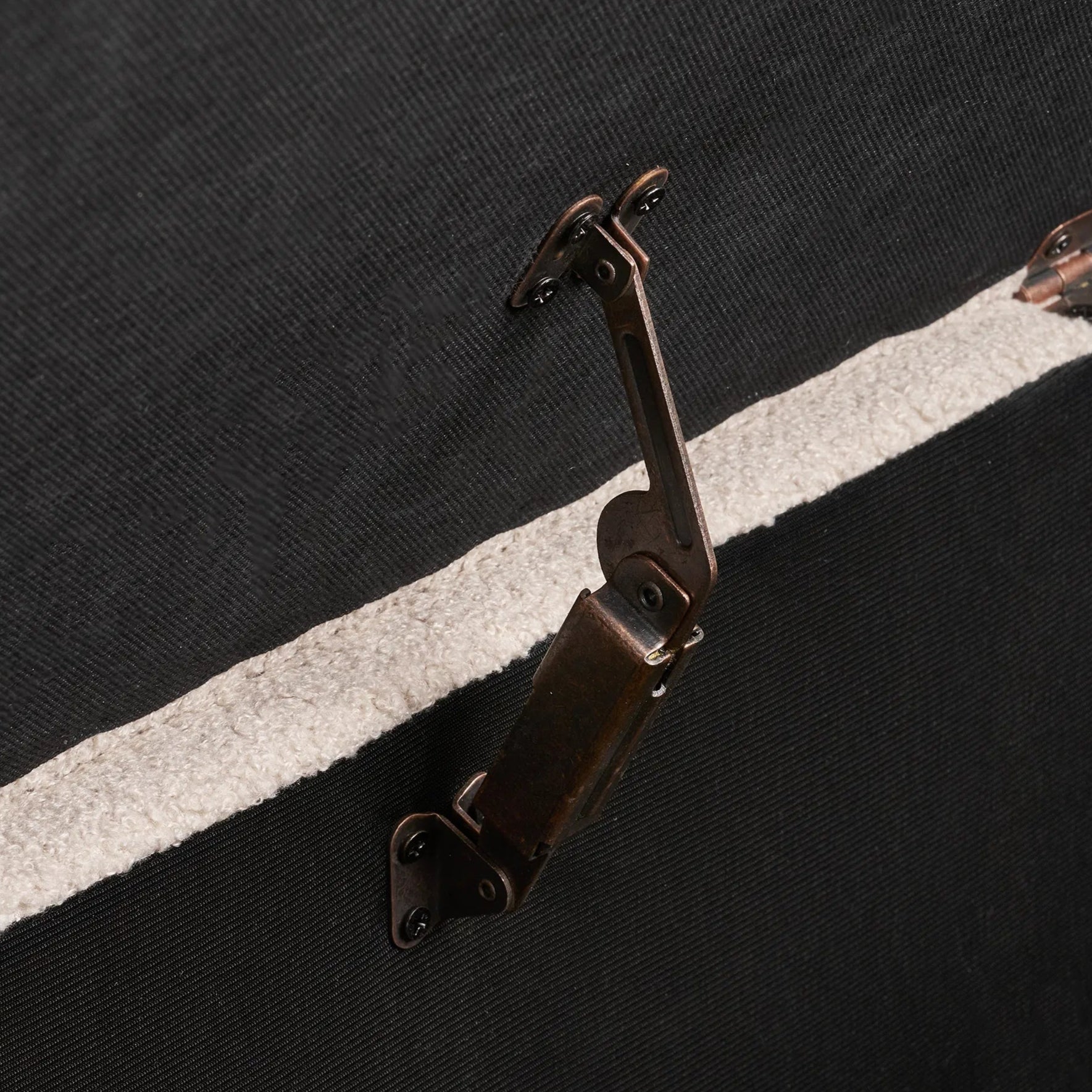 YEMASI | ספסל אחסון מרופד בשילוב רגלי עץ - KUALA