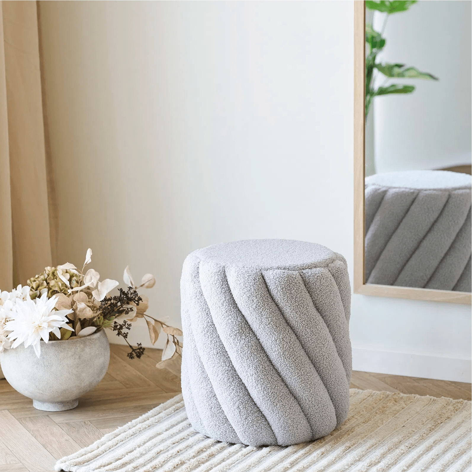 TERELI | הדום ספירלי מרופד בבד טדי בגוון אפור