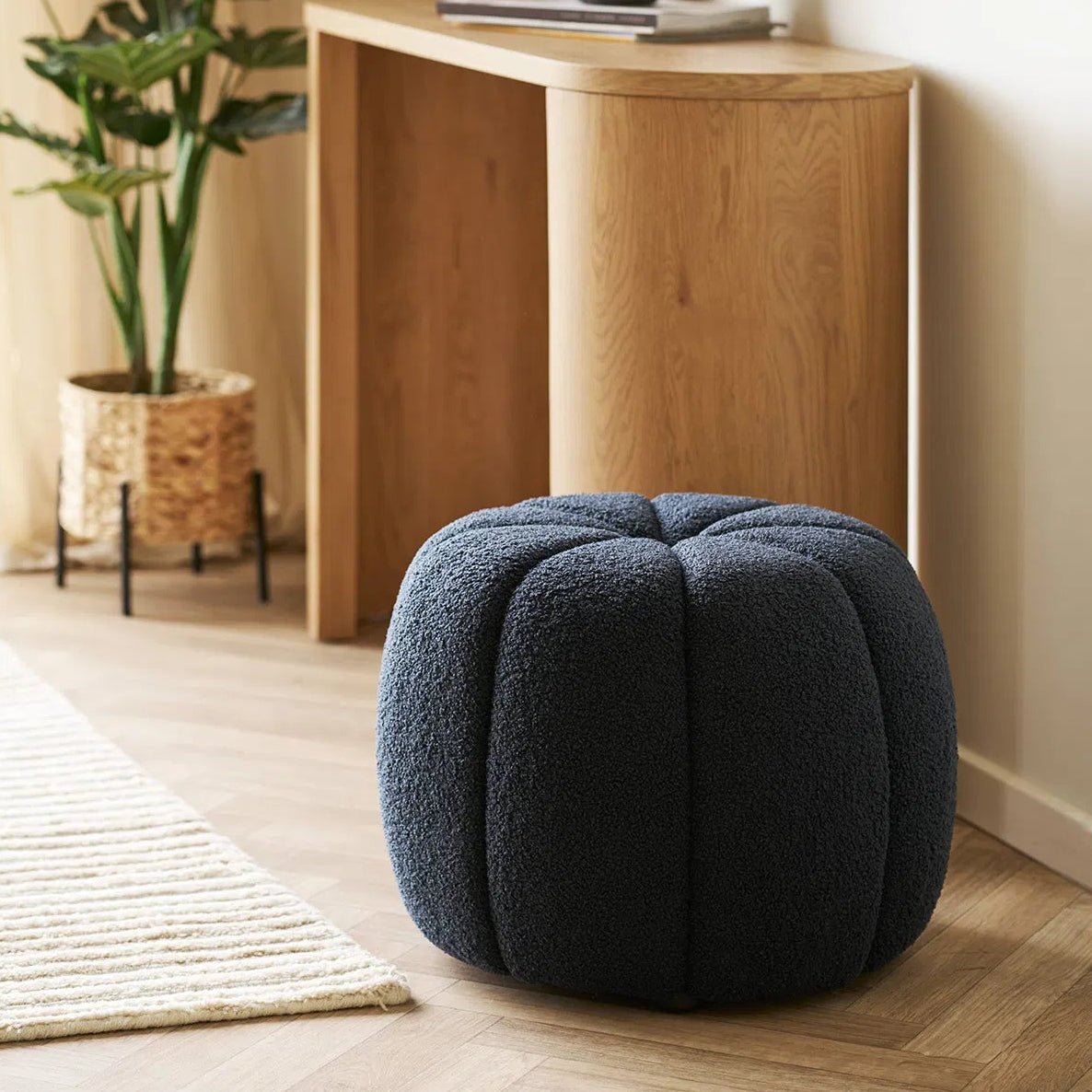 REBA | הדום עגול מרופד בבד טדי בגוון כחול - KUALA