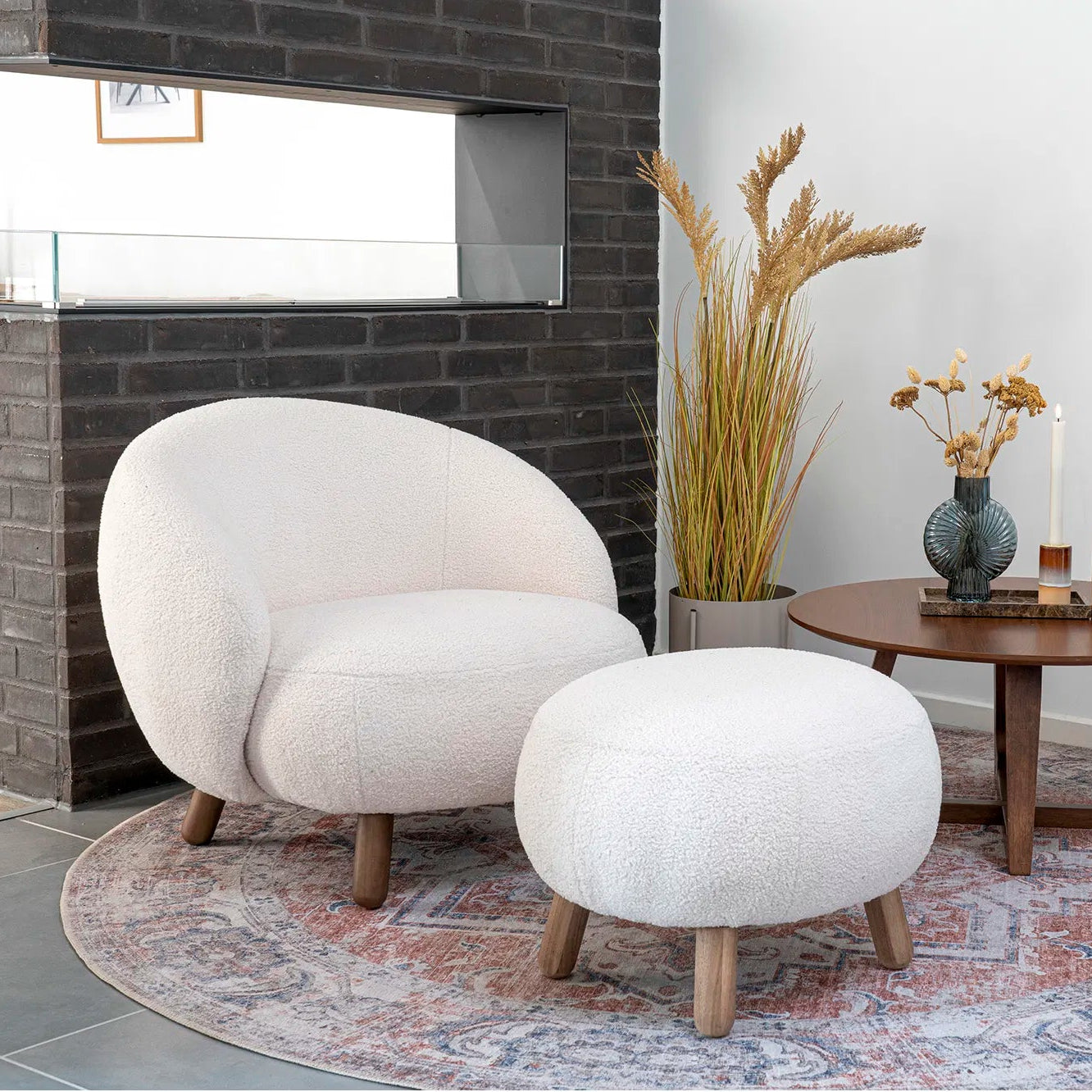 LITN | הדום מרופד בבד בוקלה, בשילוב רגלי עץ מלא - KUALA