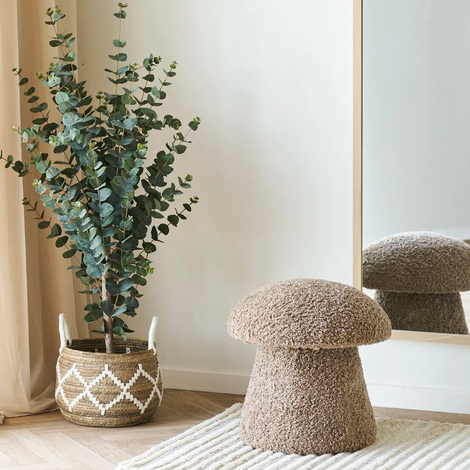 NEZI | הדום בצורת פטריה מרופד בבד דמוי צמר בגוון חום