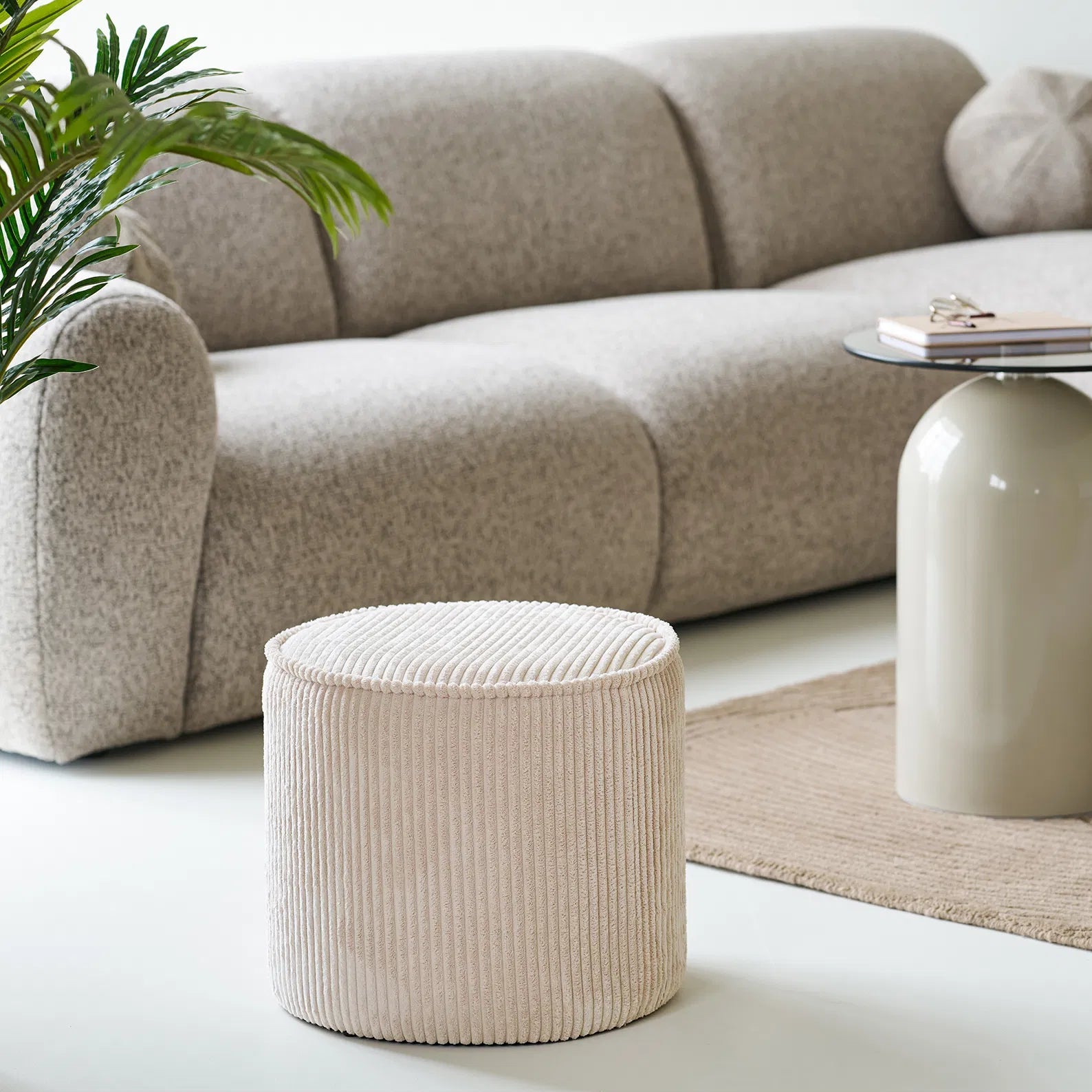 LINAS | הדום עגול מרופד בבד קורדרוי בגוון בז' - KUALA