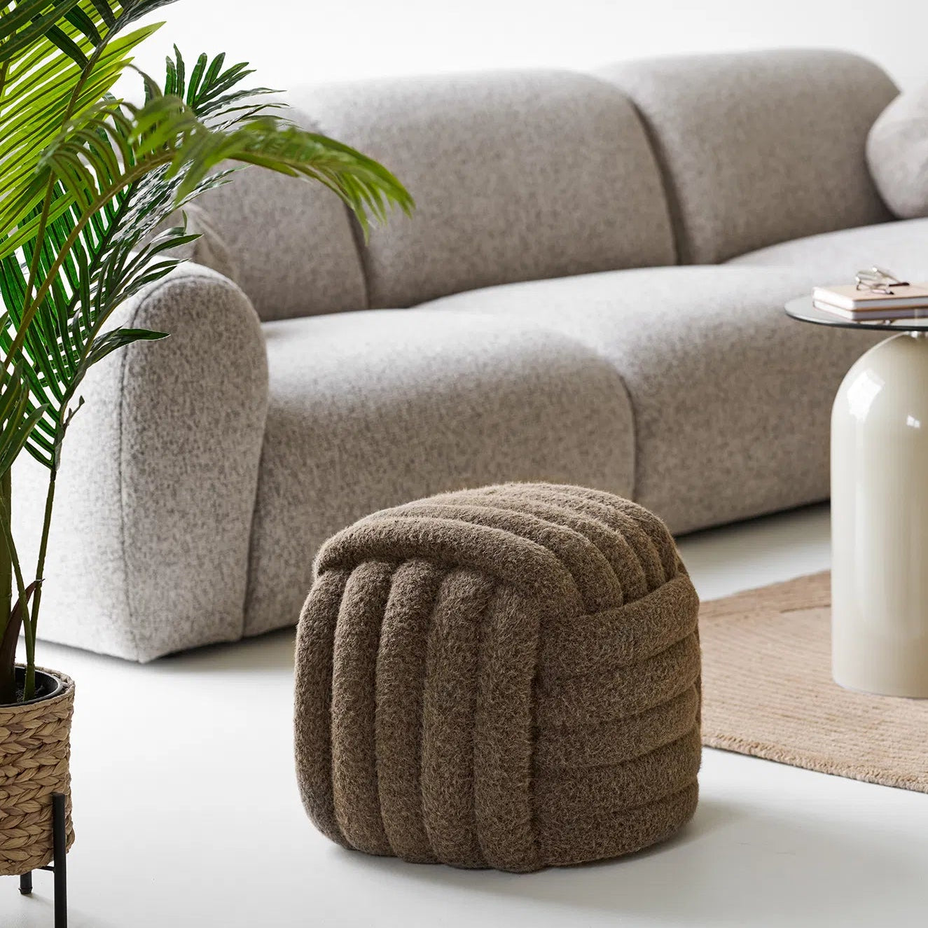 NALF | הדום מעוצב מרופד בבד דמוי צמר בגוון חום - KUALA