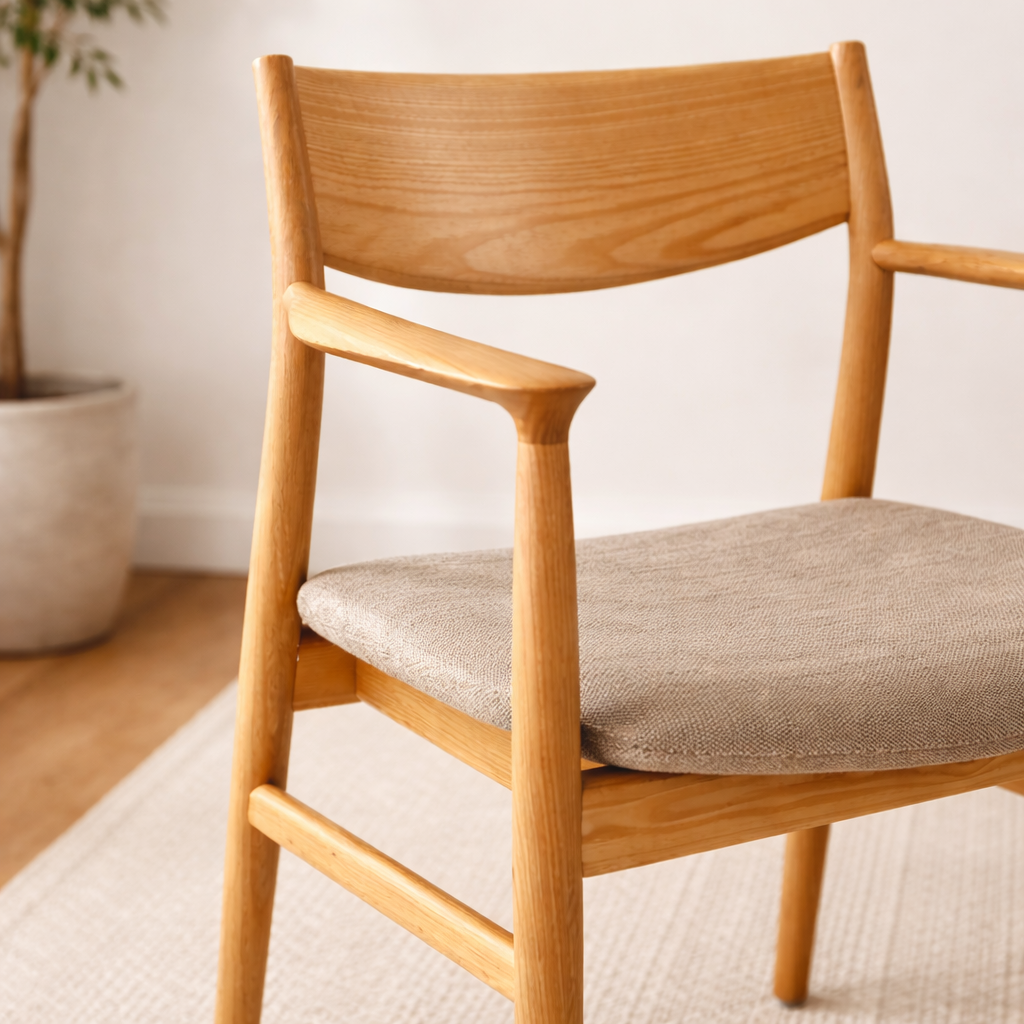 MOLI | כיסא אוכל מעוצב מעץ מילה וריפוד אריג