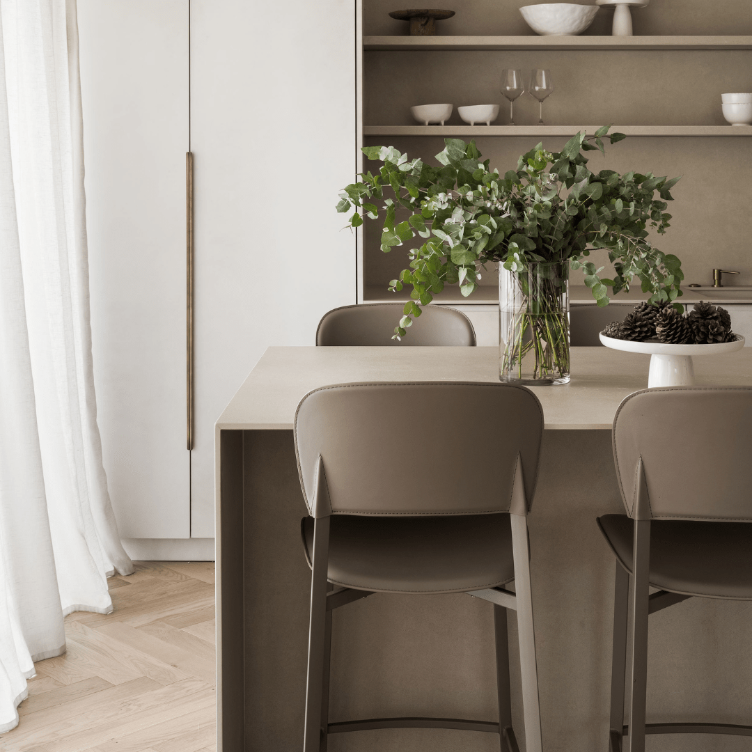 PLARA | כיסא בר מודרני מרופד בבד דמוי עור