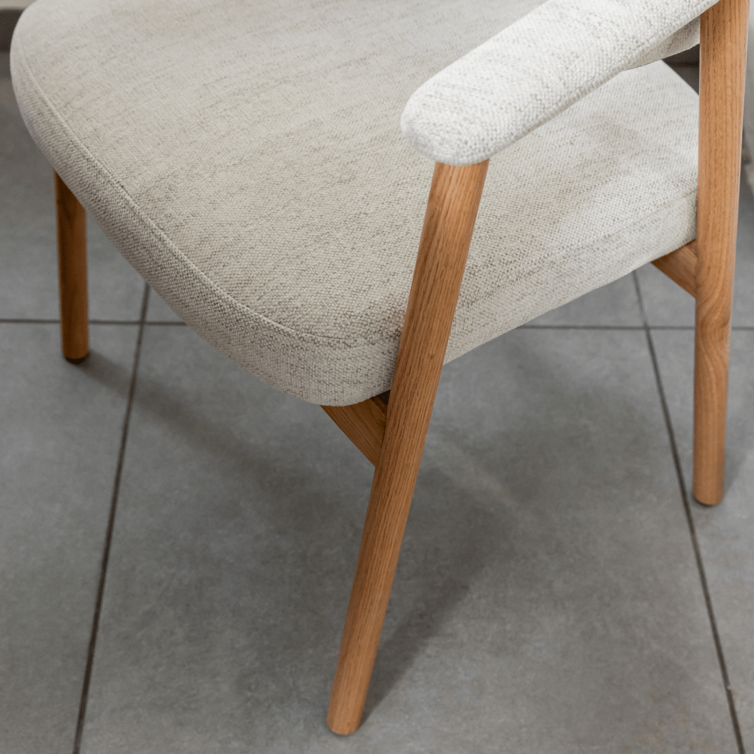 NOLIR | כיסא מרופד בשילוב מסגרת עץ